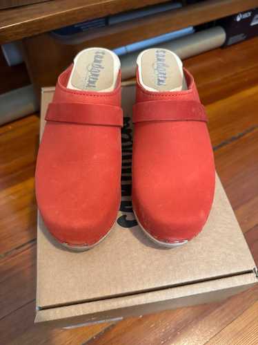 Sandgrens Dublin classic clog mule in red (38) |…