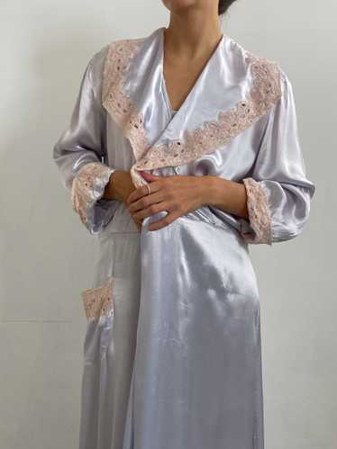 1940s Lilac Satin Robe with Oversized Collar & La… - image 1