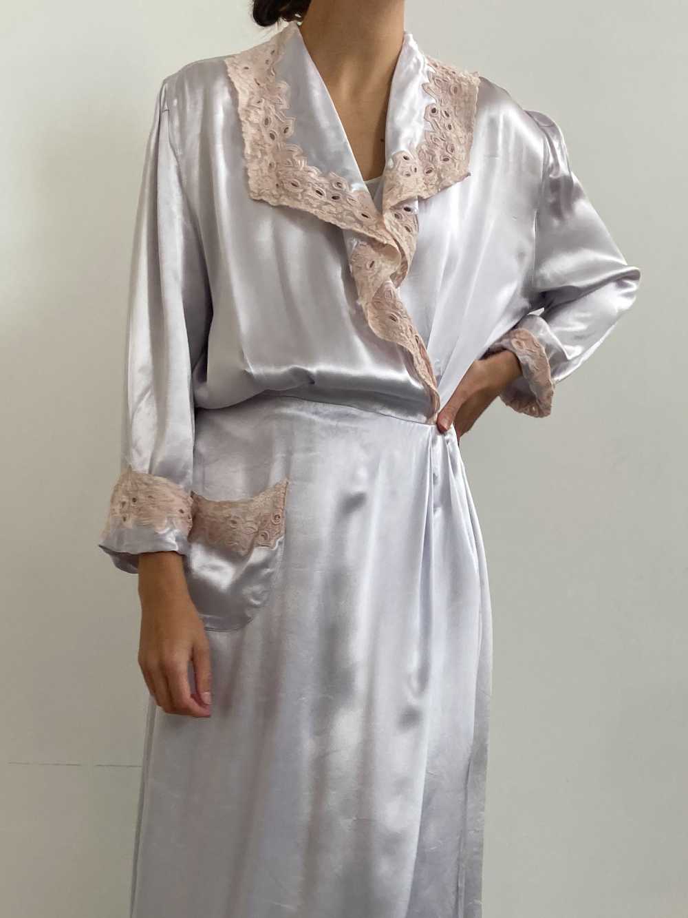 1940s Lilac Satin Robe with Oversized Collar & La… - image 4