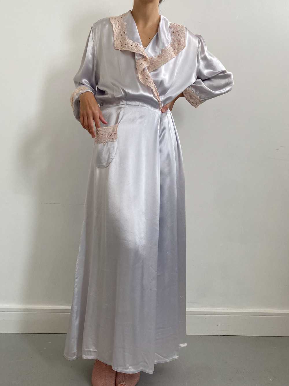 1940s Lilac Satin Robe with Oversized Collar & La… - image 5