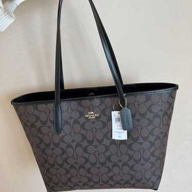 Coach City Tote In Signature Canvas