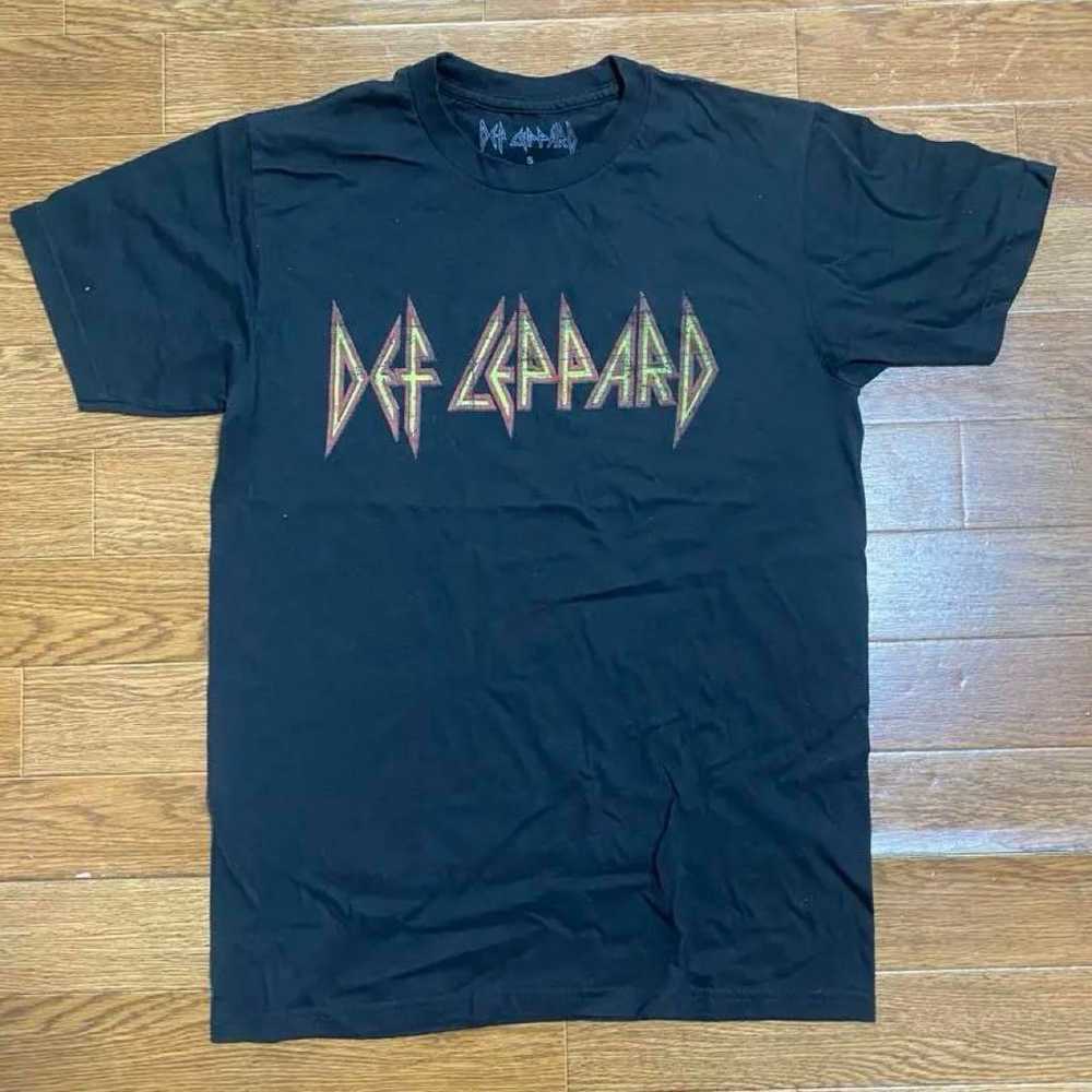 Def Leppard vintage printed T-shirt, popular band. - image 1