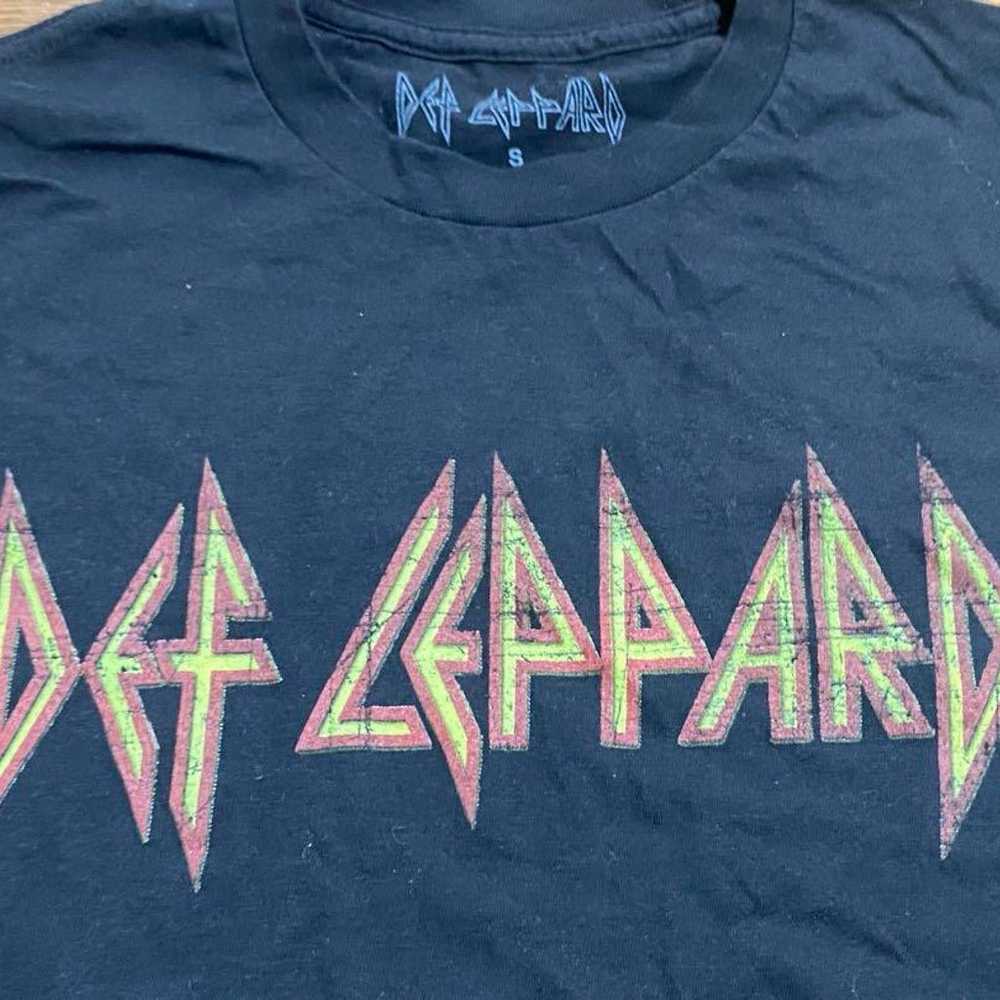 Def Leppard vintage printed T-shirt, popular band. - image 2