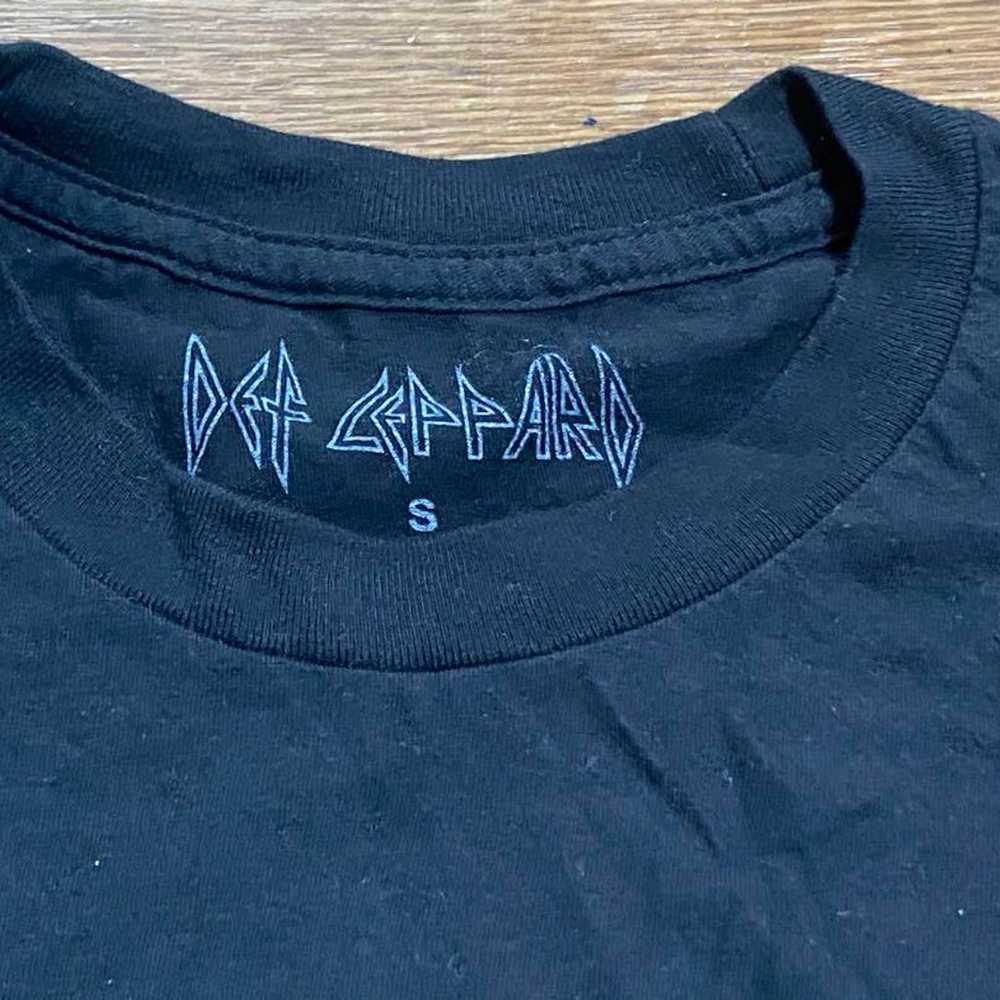 Def Leppard vintage printed T-shirt, popular band. - image 3