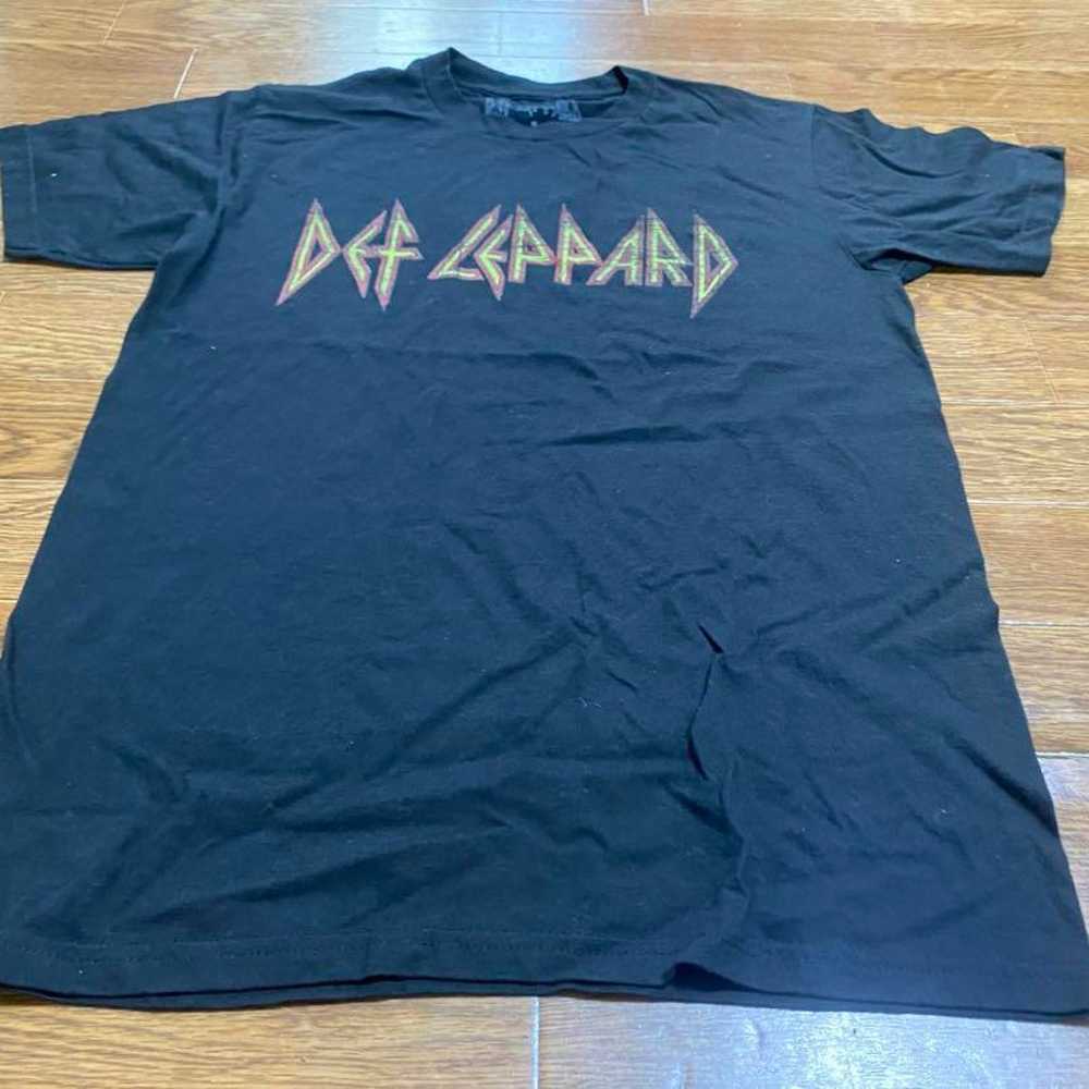 Def Leppard vintage printed T-shirt, popular band. - image 4