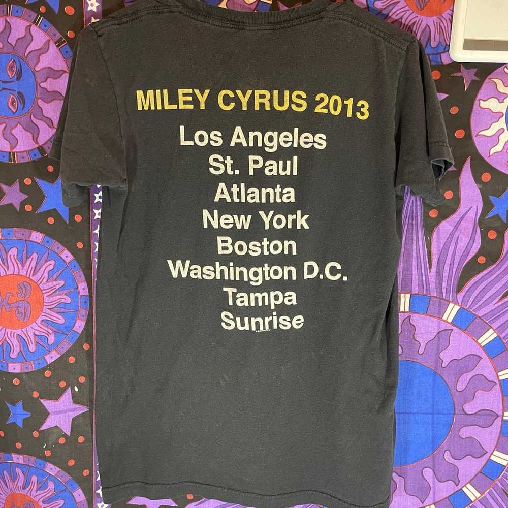 2013 Miley Cyrus black “Bangerz” graphic tour tee… - image 2