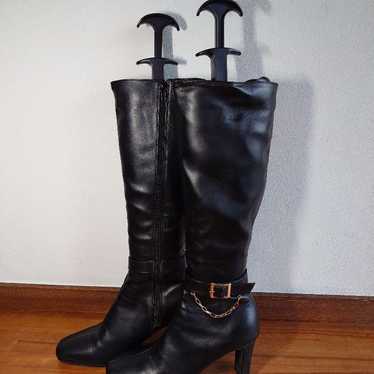 Long boots with belt and chain.