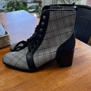 * NEW Naturalizer size 7.5 Sevilla plaid and black