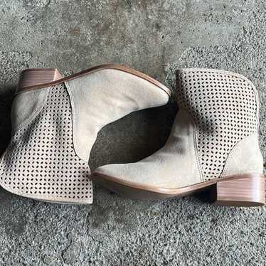 New Kaanas Warsaw Bootie Size 6