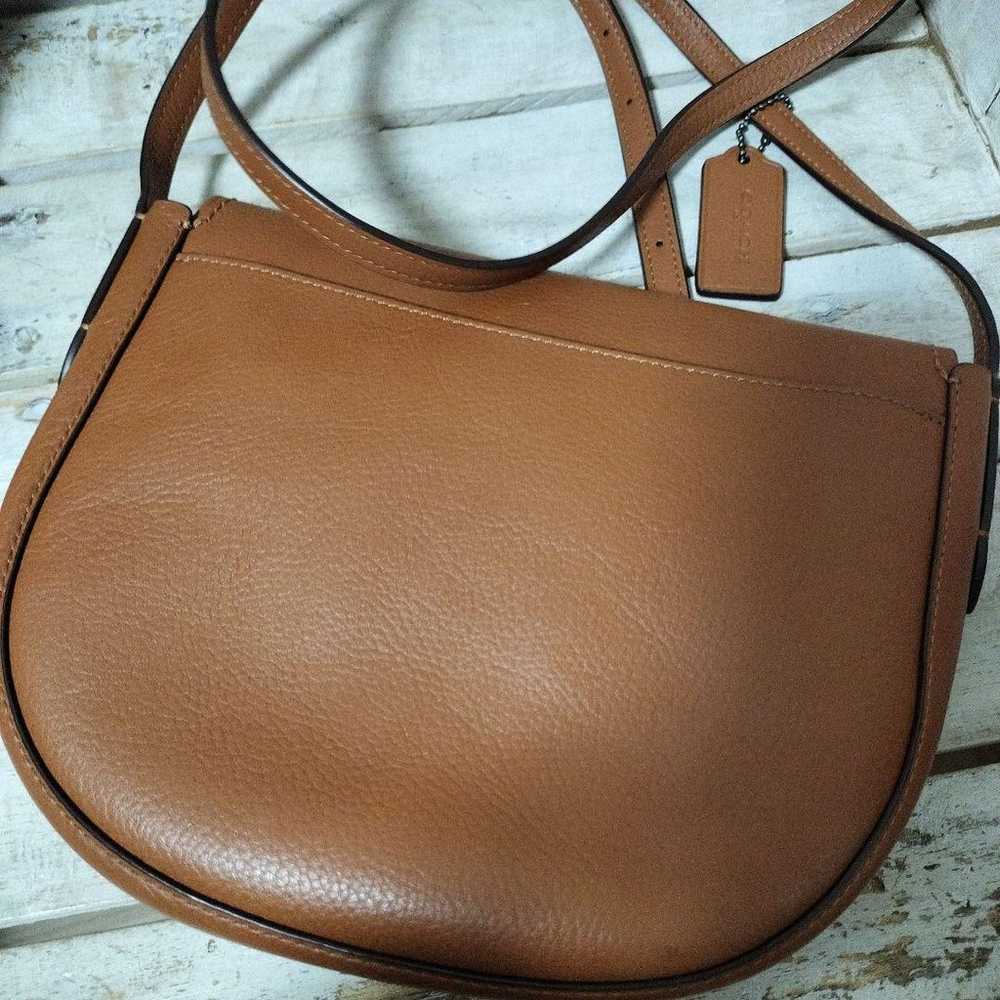 Coach leather shoulder bag in brown color. - image 2