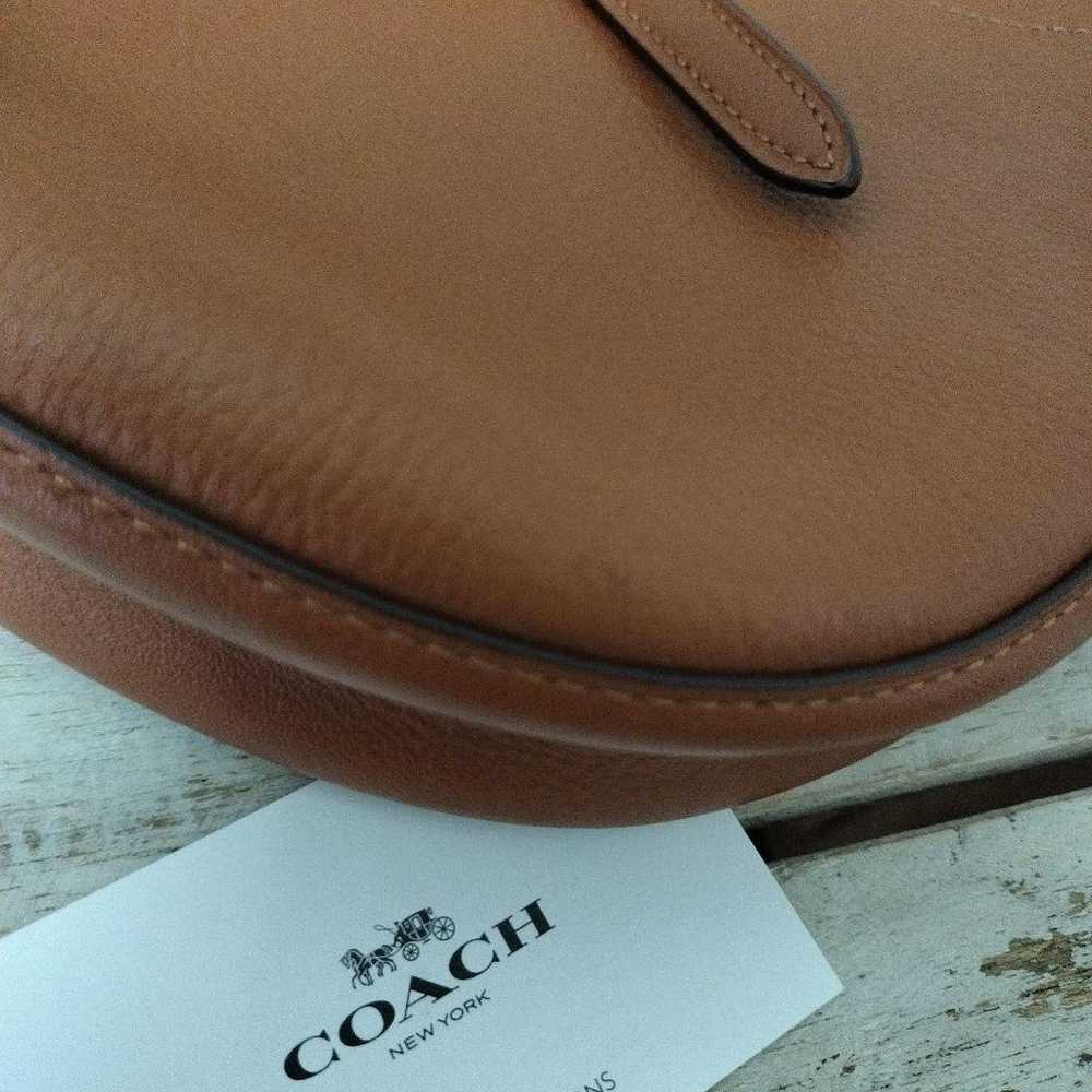 Coach leather shoulder bag in brown color. - image 4