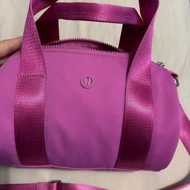 Lululemon knit nylon barrel duffle bag