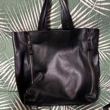 Crocodile pattern black tote bag. - image 1