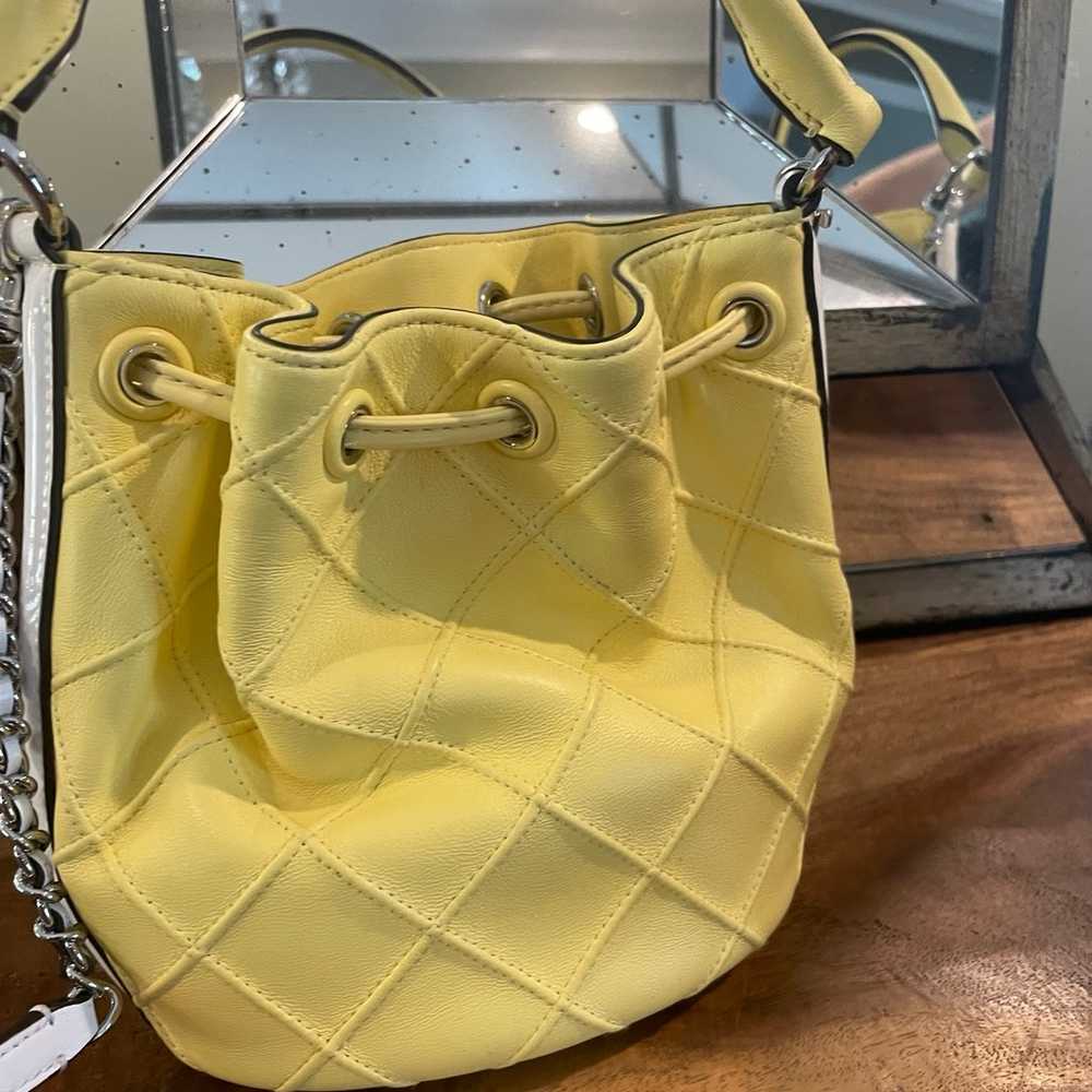 Tory Burch yellow/white leather  small bucket bag - image 7