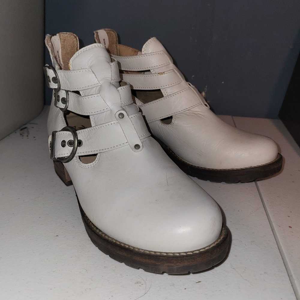 Cream leather buckle boots size 9.5 Dromedaris Ke… - image 1