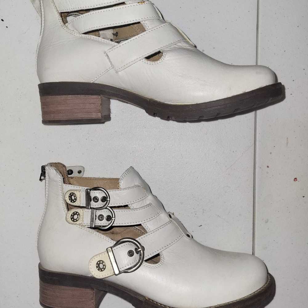 Cream leather buckle boots size 9.5 Dromedaris Ke… - image 2