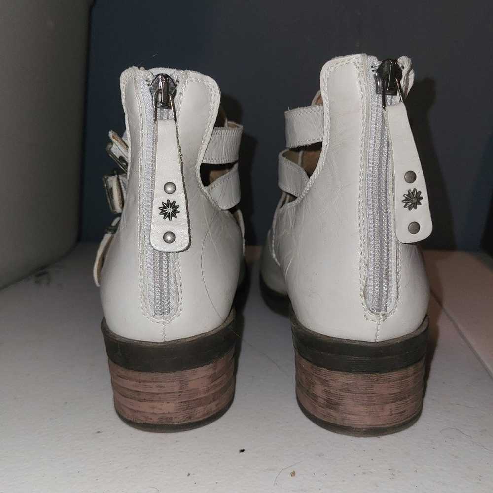 Cream leather buckle boots size 9.5 Dromedaris Ke… - image 3