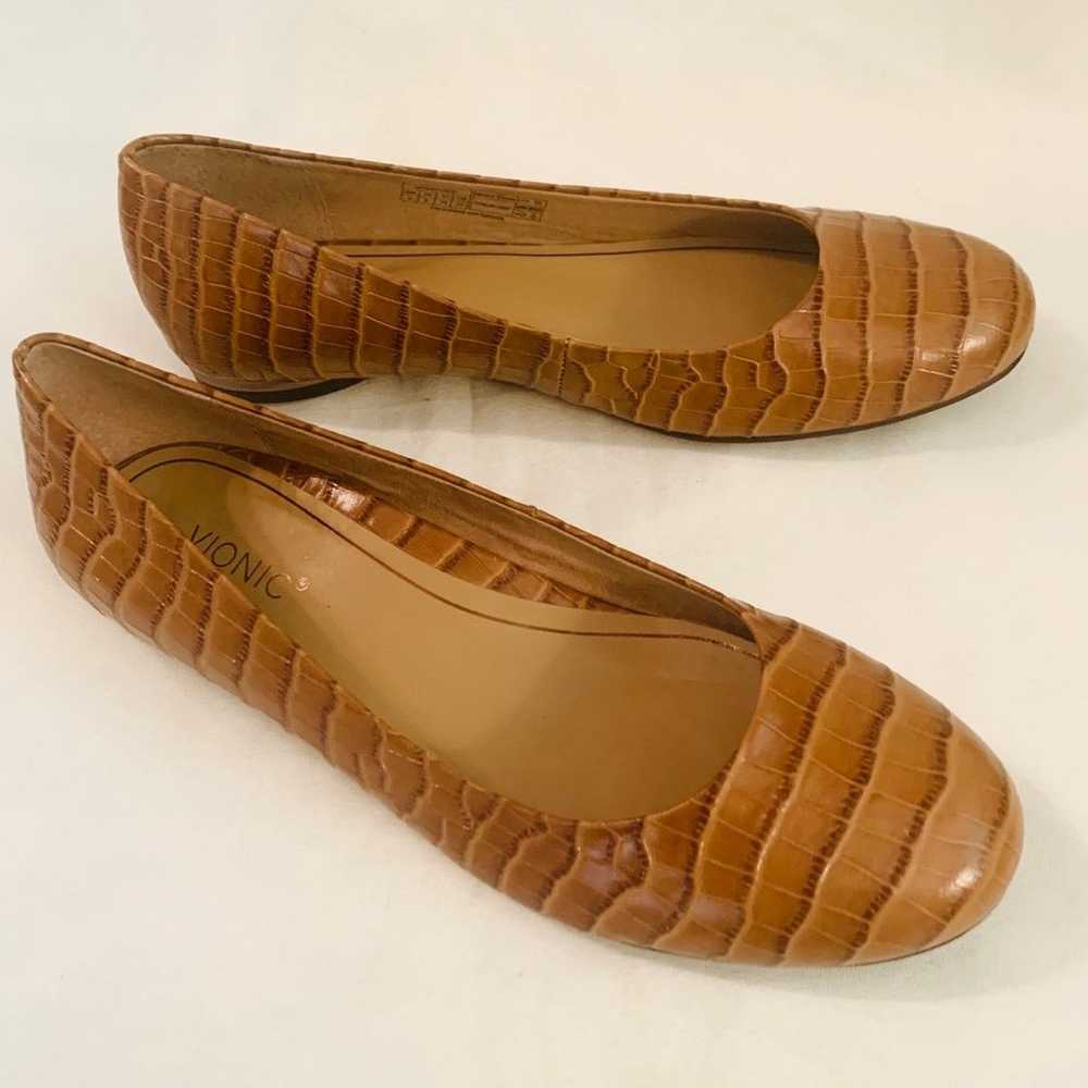 VIONIC HANNAH CROC Tan Flats - image 4