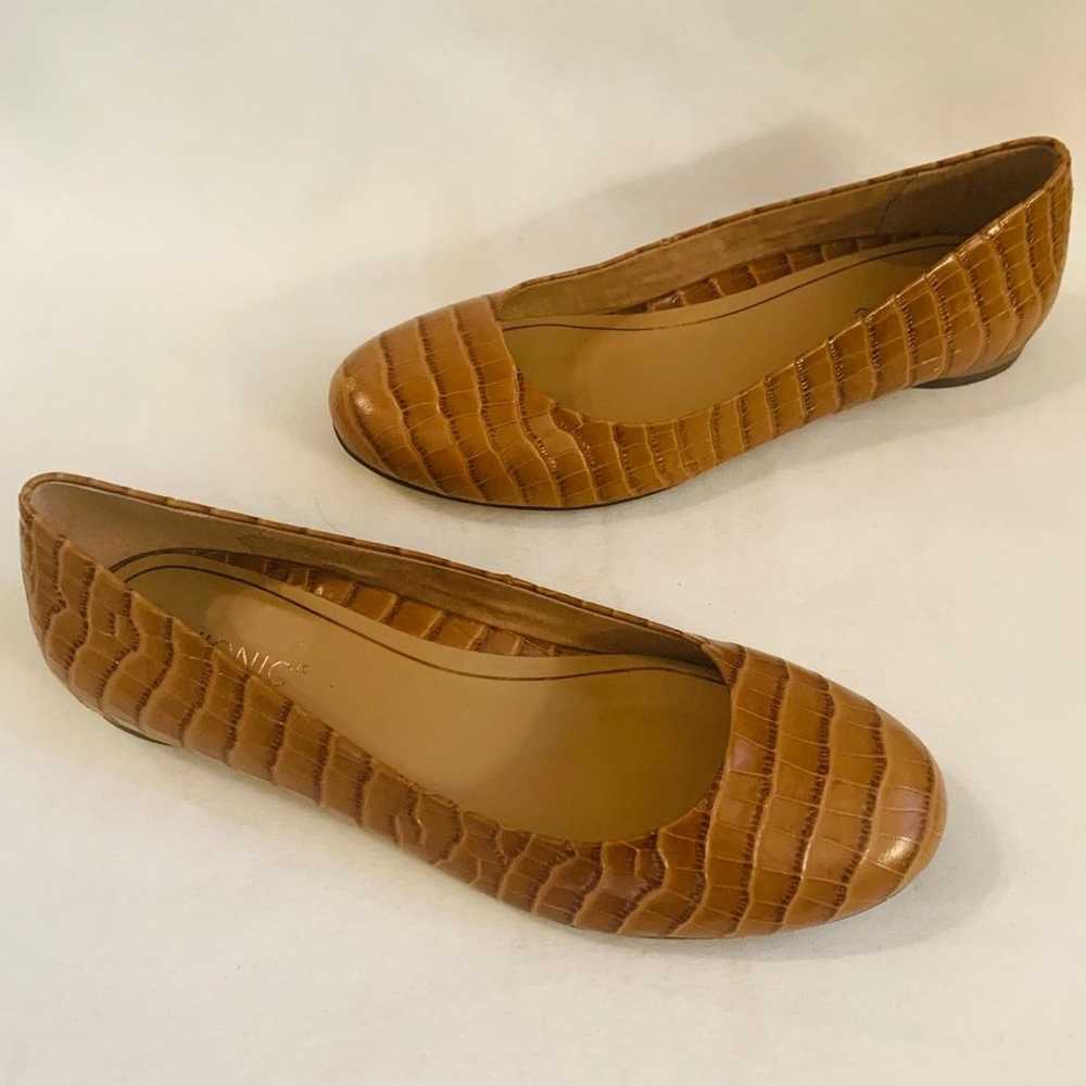 VIONIC HANNAH CROC Tan Flats - image 7