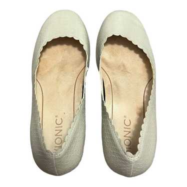 Vionic Julieta Scolloped Flat Shoe