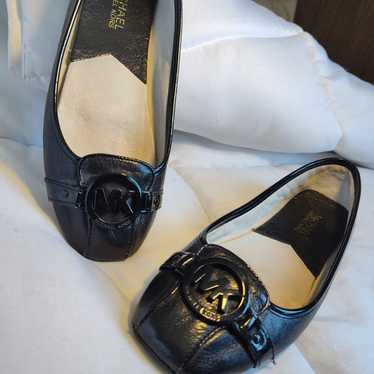 Women's black on black Michael kors flat