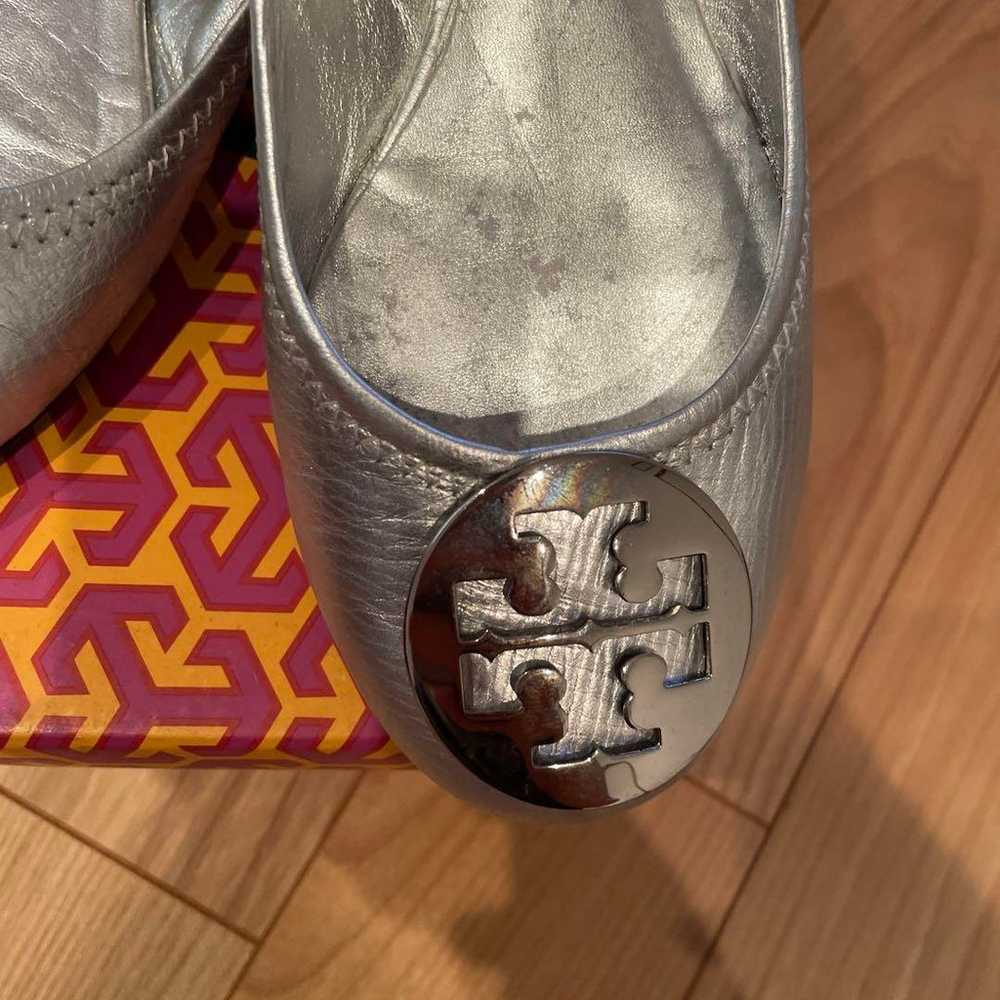 Tory Burch flat shoes in silver, size 6.5. - image 2