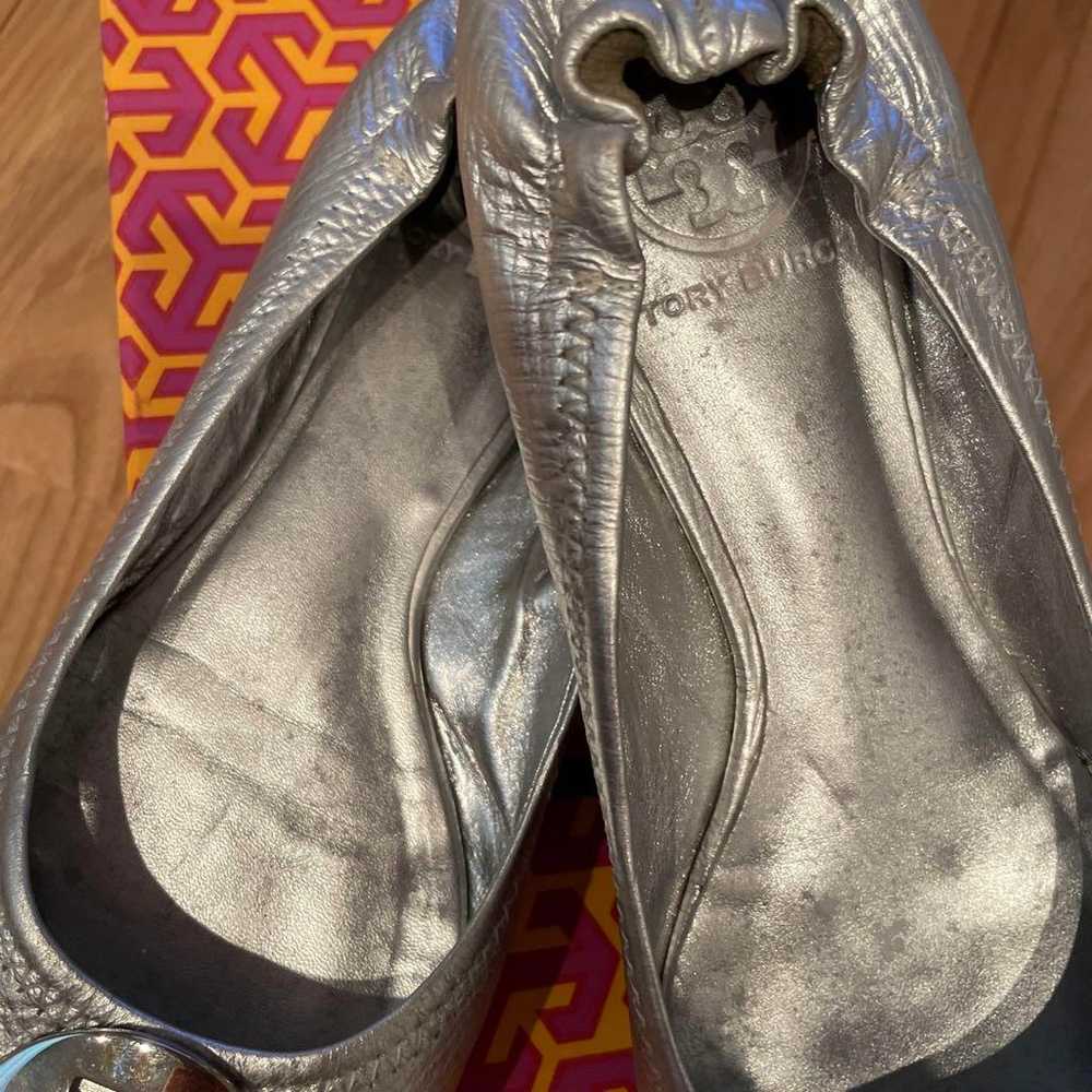 Tory Burch flat shoes in silver, size 6.5. - image 3