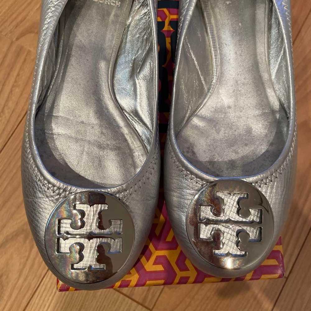 Tory Burch flat shoes in silver, size 6.5. - image 5