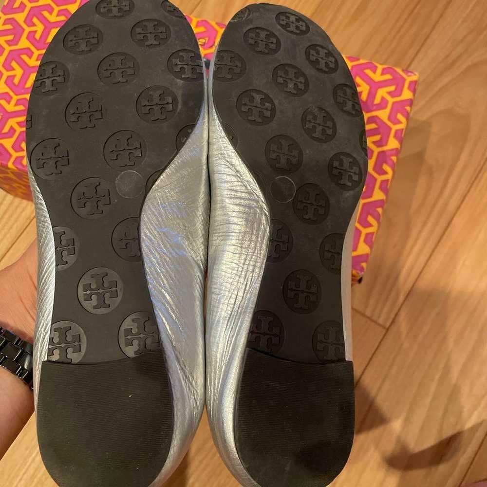 Tory Burch flat shoes in silver, size 6.5. - image 9