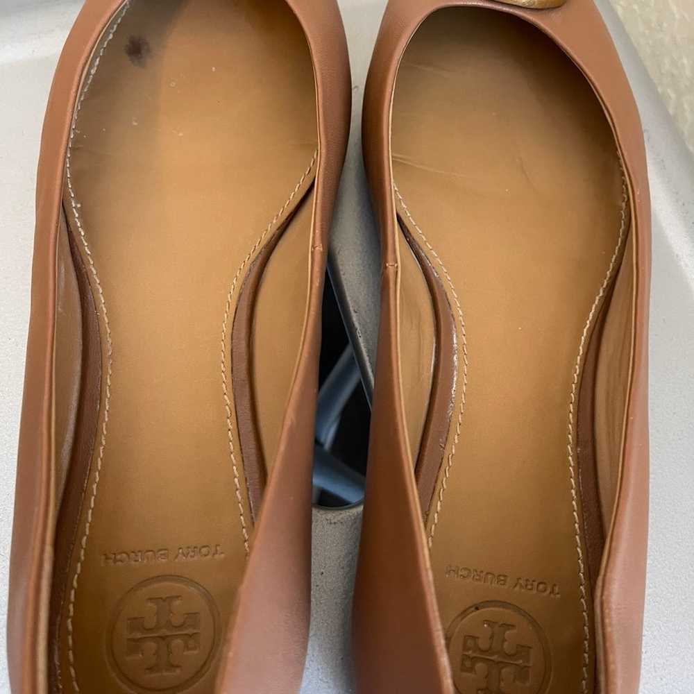 Tory Burch BENTON BROWN TAN LEATHER GOLD TONE REV… - image 4