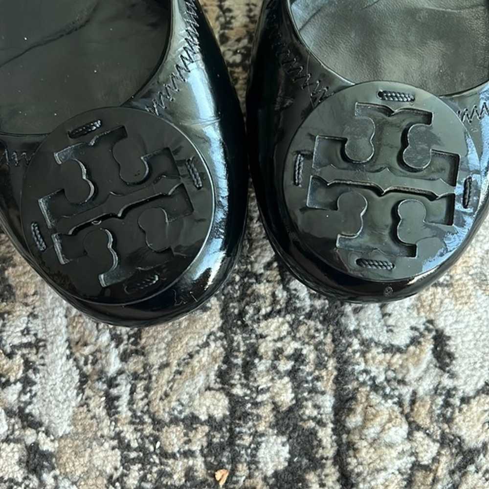 Tory Burch size 8.5 black patent leather Reva fla… - image 2