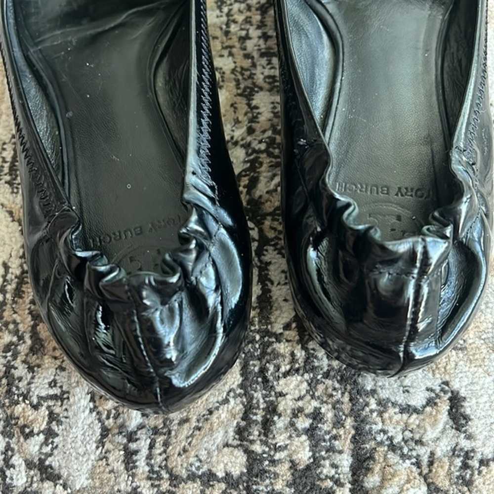 Tory Burch size 8.5 black patent leather Reva fla… - image 4