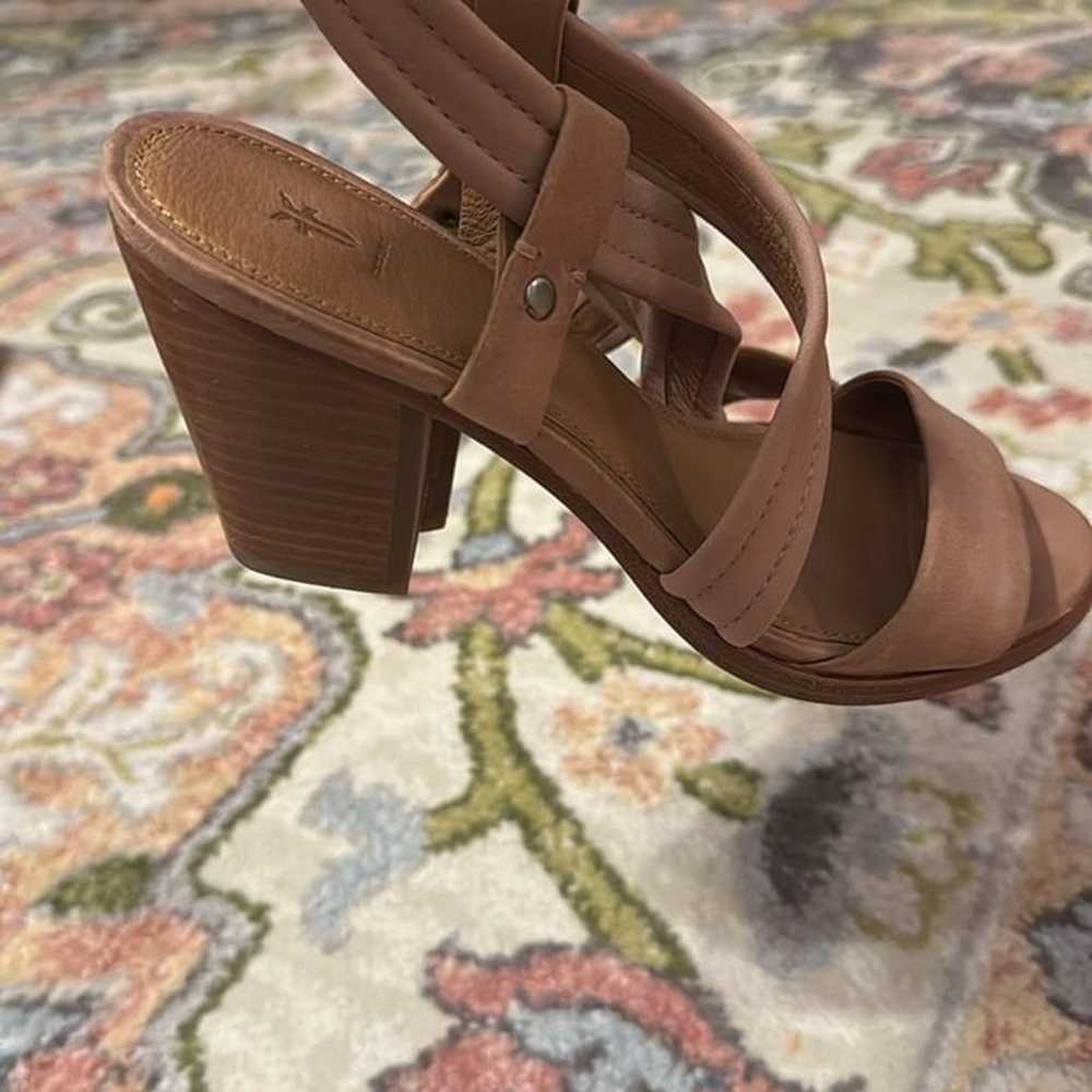 NWOT Frye Dani Criss Cross Strappy Tan Sandal 3” … - image 10