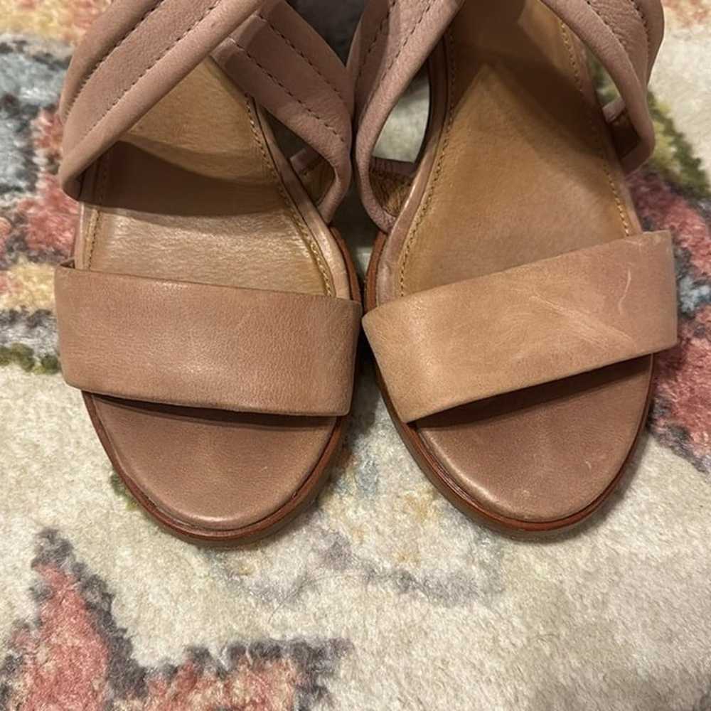 NWOT Frye Dani Criss Cross Strappy Tan Sandal 3” … - image 4