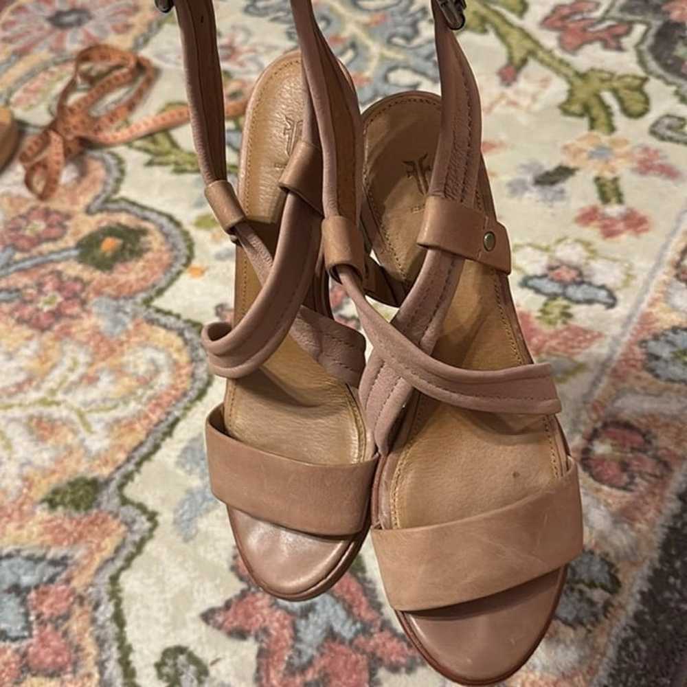 NWOT Frye Dani Criss Cross Strappy Tan Sandal 3” … - image 8