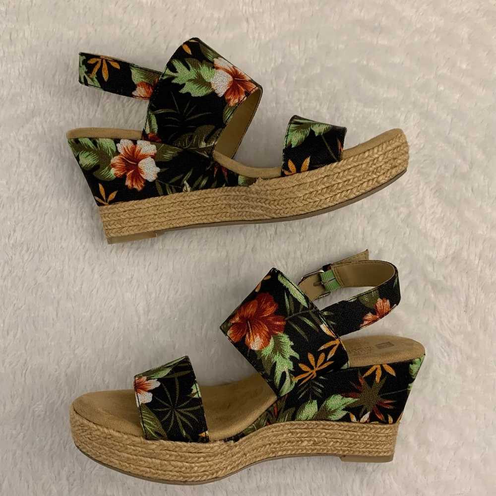 White Mountain Women’s Tropical Print Wedges Size… - image 5