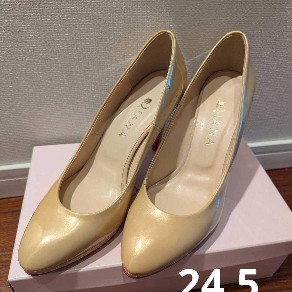 【Great Condition】DIANA Beige Pearl Enamel Heels - image 1