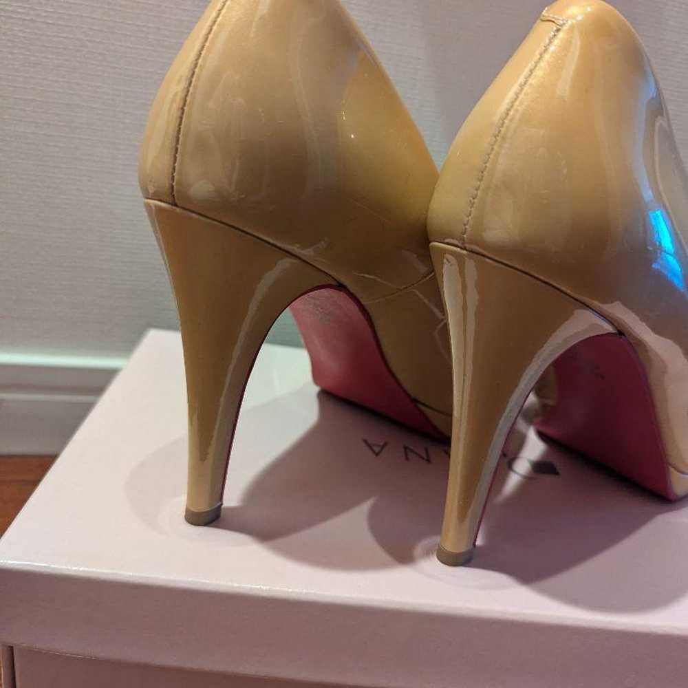 【Great Condition】DIANA Beige Pearl Enamel Heels - image 3