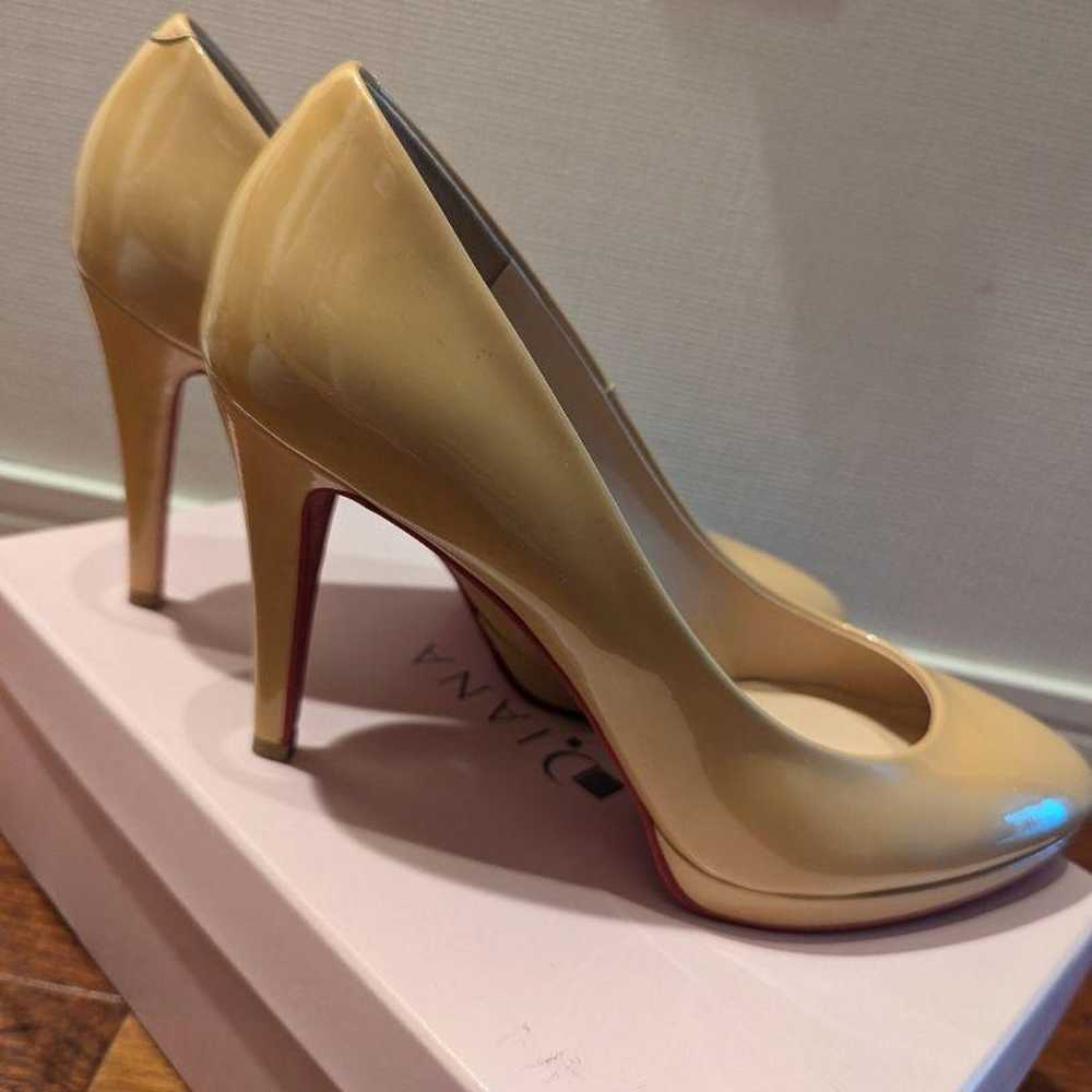 【Great Condition】DIANA Beige Pearl Enamel Heels - image 4