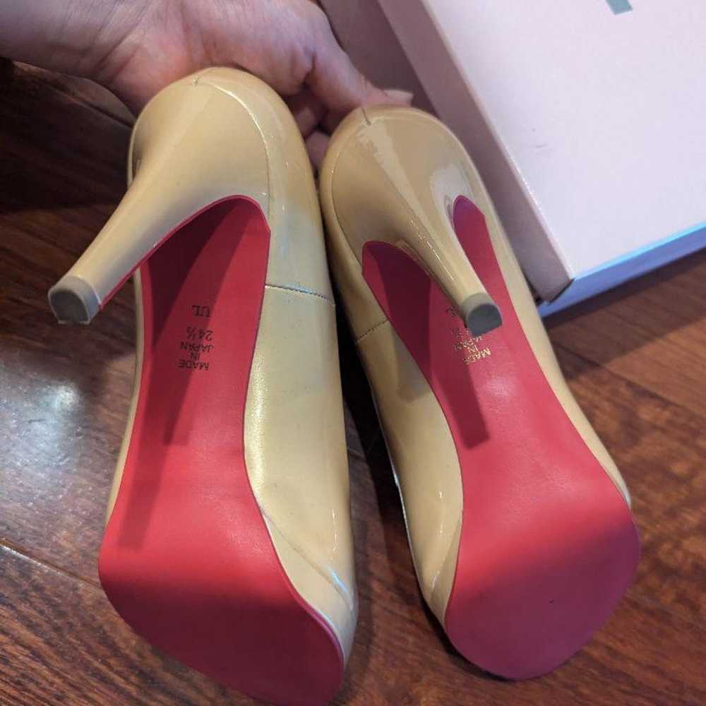 【Great Condition】DIANA Beige Pearl Enamel Heels - image 5