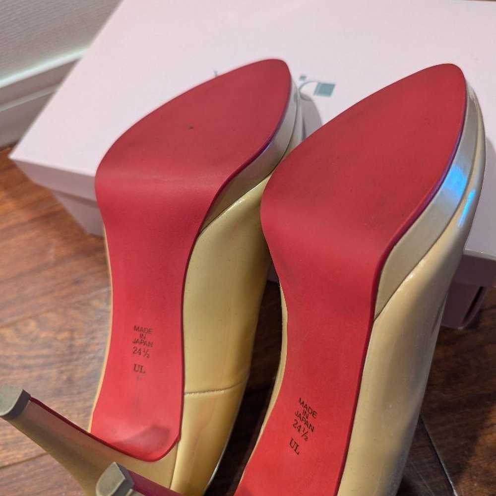 【Great Condition】DIANA Beige Pearl Enamel Heels - image 6