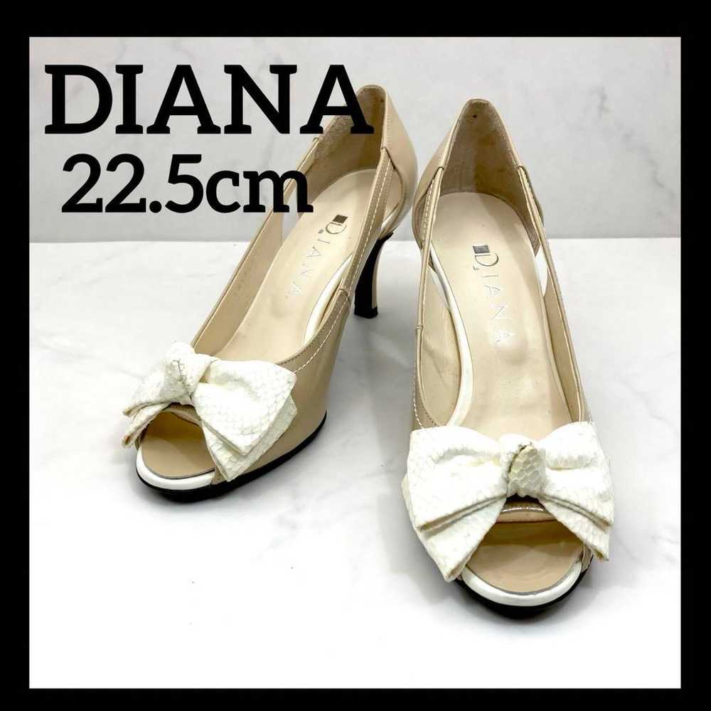 ✨Luxury Item✨DIANA Enamel Pumps Beige with White … - image 1