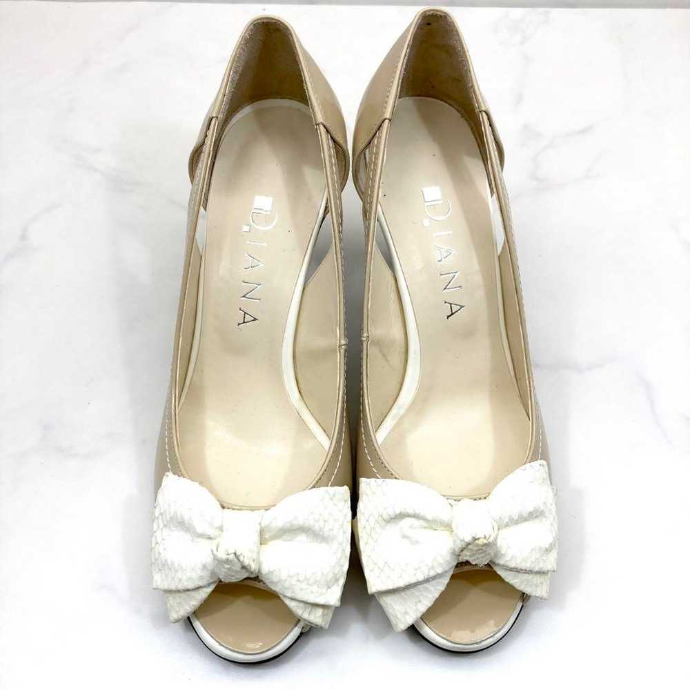 ✨Luxury Item✨DIANA Enamel Pumps Beige with White … - image 4