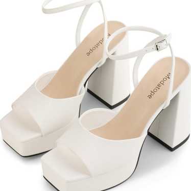 Whit chunky heels - image 1