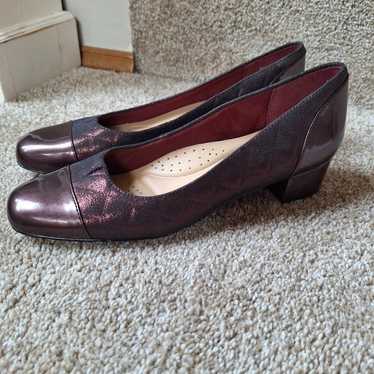 NWOT Trotters Danelle Burgundy Shimmer/Patent Pump