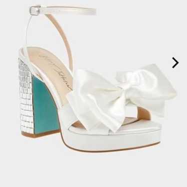 White heels with a bow betsey johnson