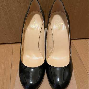 Kate Spade enamel pumps in black.