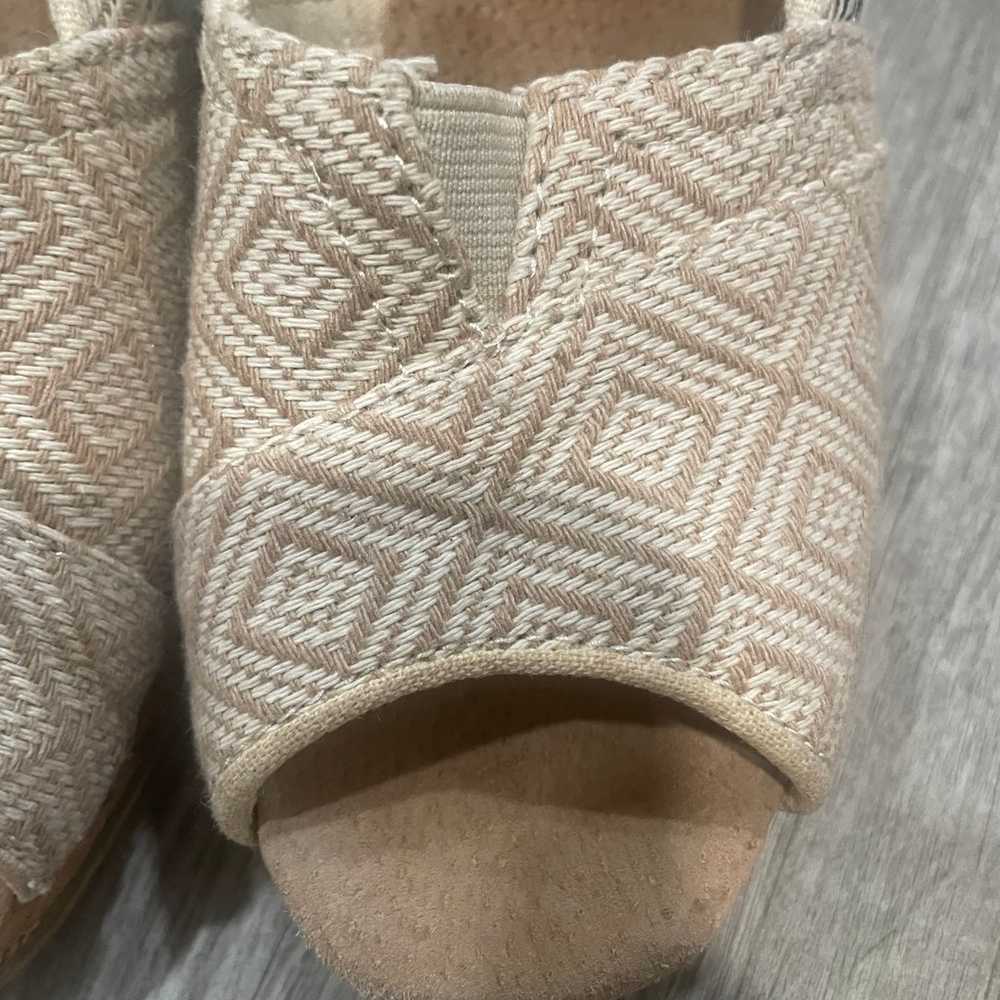 Women’s NWOB Wedge Toms canvas/tan size 8 - image 2