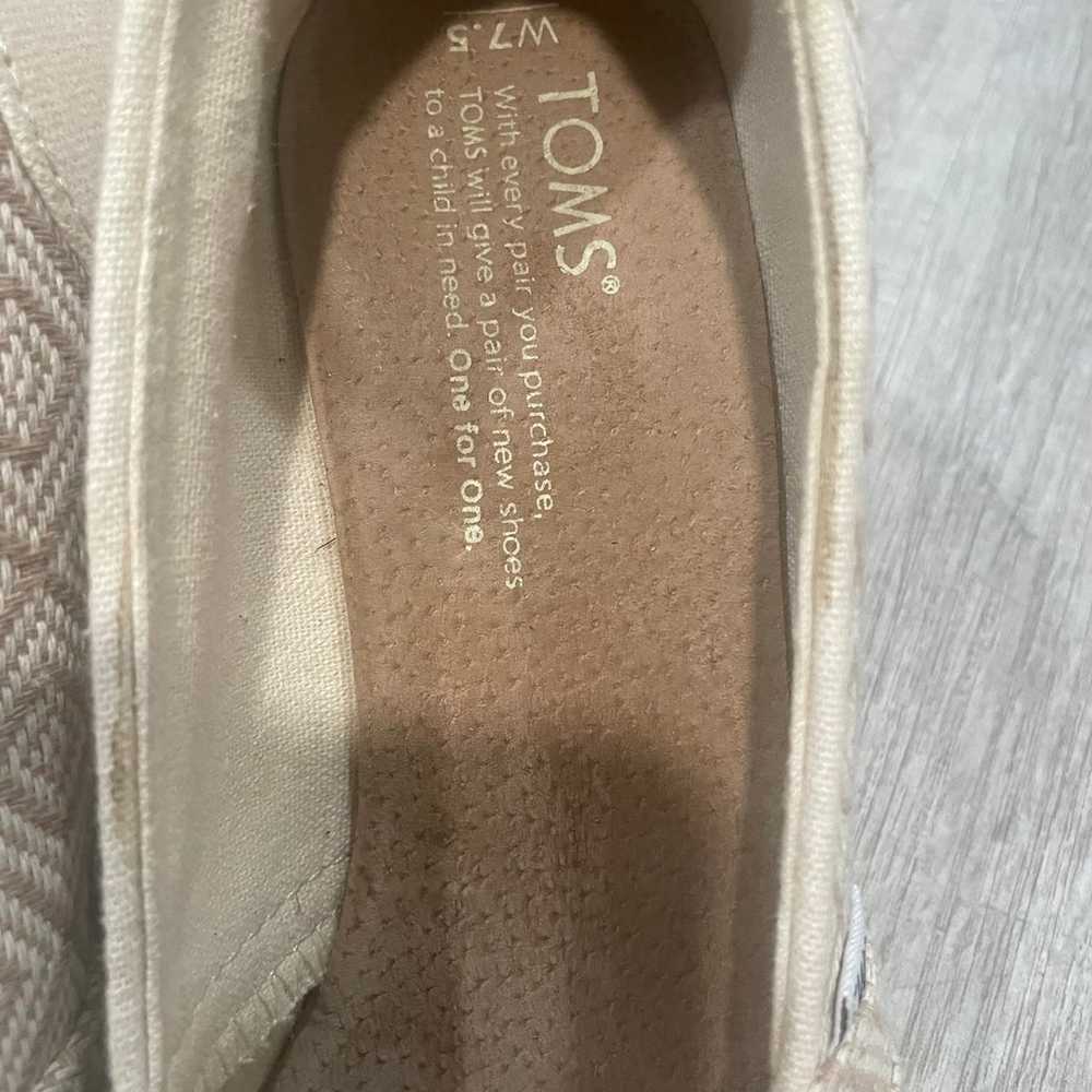 Women’s NWOB Wedge Toms canvas/tan size 8 - image 3