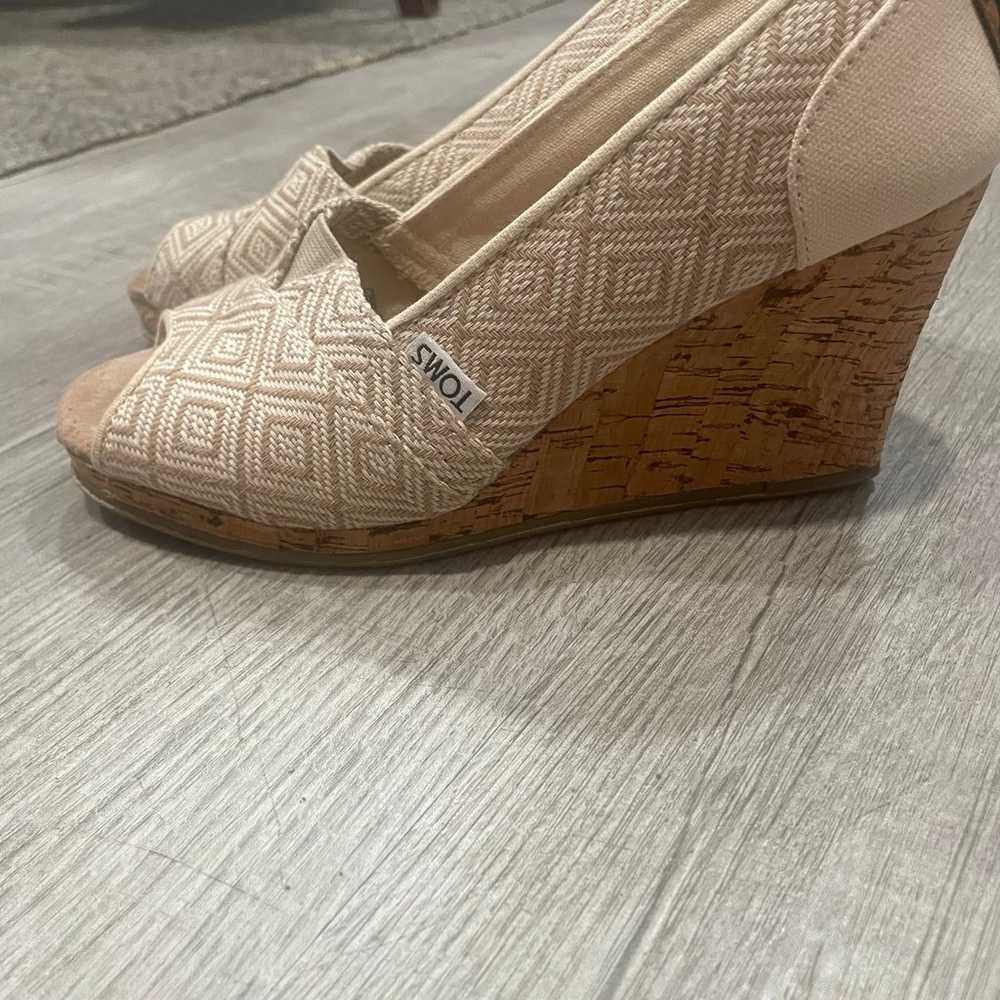 Women’s NWOB Wedge Toms canvas/tan size 8 - image 4